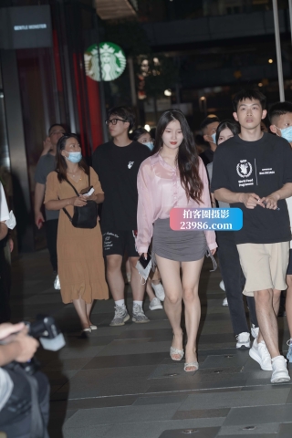 夜拍白皙美腿小姐姐