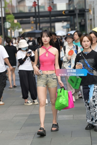 街拍夏日热裤小清新女孩