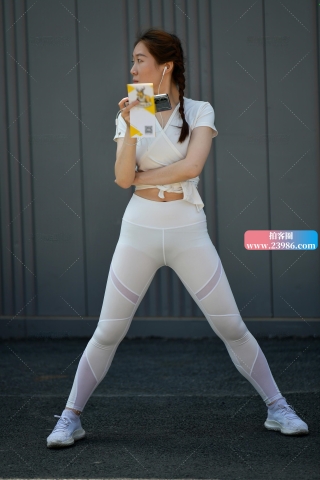 ★白色紧身裤美女