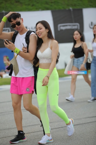 这样子的紧身妹子谁都喜欢