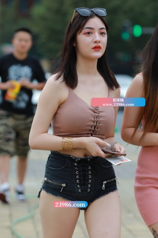 【视觉冲击赛帖】美胸 勒紧热裤 性感美眉