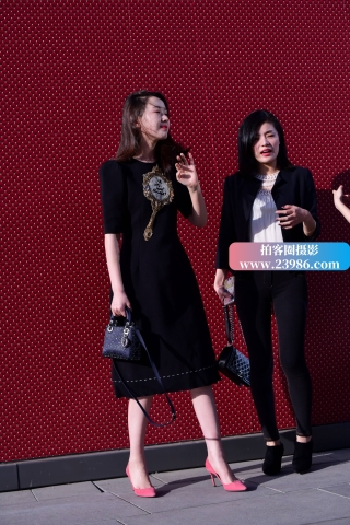 特写粉色高跟鞋