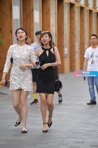 街拍成熟型知性姐妹花