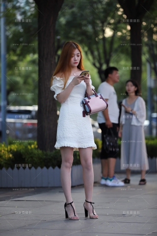 街拍白裙高跟美女