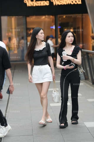 街拍白短裙小姐姐