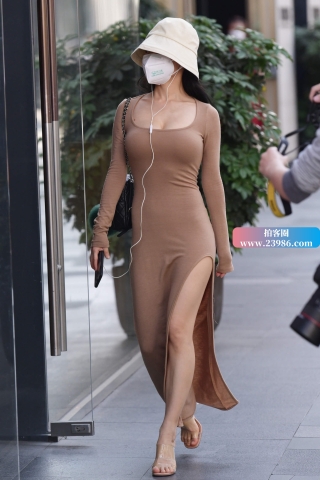 街拍开叉长裙靓妹