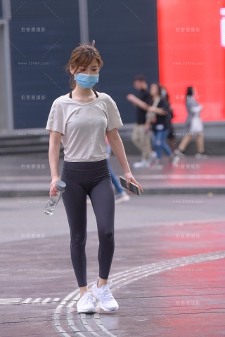 青春的紧身裤女孩