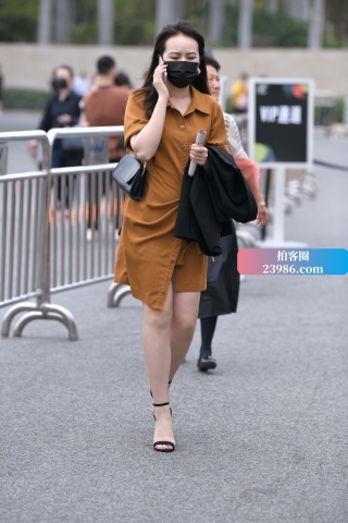 棕色群，凉高跟