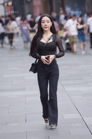 黑衣黑裤长腿美眉