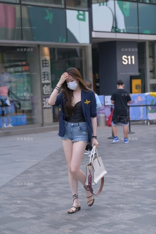 街拍偶遇牛仔热裤长腿小姐姐