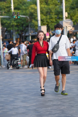 街拍超短裙红衣女友