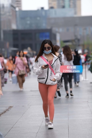 街拍粉色健身裤美女