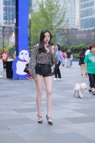 街拍低胸豹纹衣热裤长腿美女