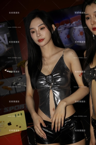 银色抹胸黑色热裤-银色耳饰