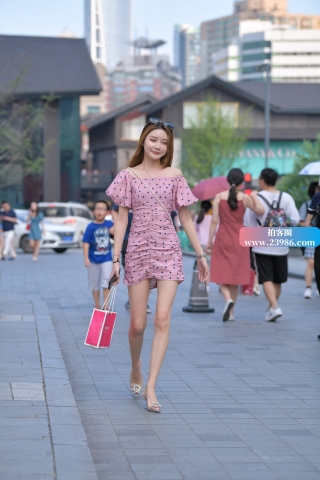 满是小心心的短裙美女