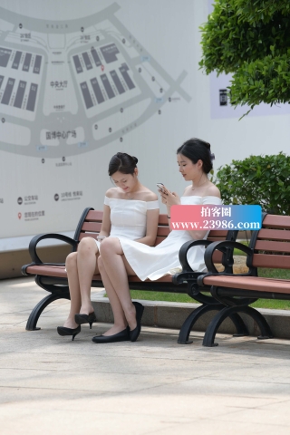 长椅上休息的美腿mm
