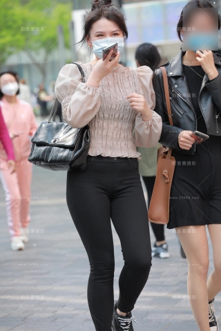 【玻璃街拍】黑色牛仔裤小姐姐