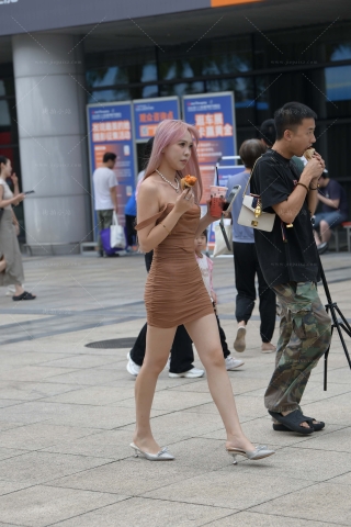 包臀抹胸裙小姐姐