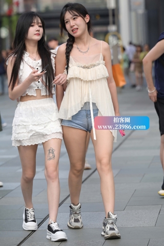 麻花辫青春热裤小美女