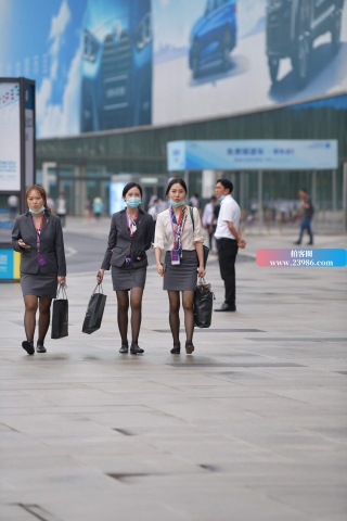 展会场外的黑丝姐妹！~