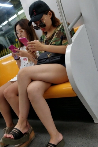 4K - 街拍地铁上带墨镜看手机的小姐姐 [613 MB/MP4]（视频版）