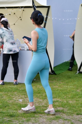 ★清爽苗条紧身裤美女