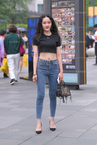 短T恤，紧牛，高跟女友