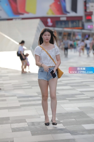 街拍牛仔热裤高跟美眉