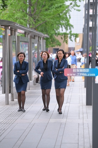 三位黑丝销售美女