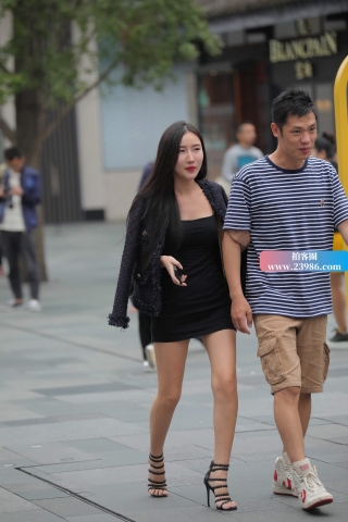 街拍黑色包臀裙性感高跟美女