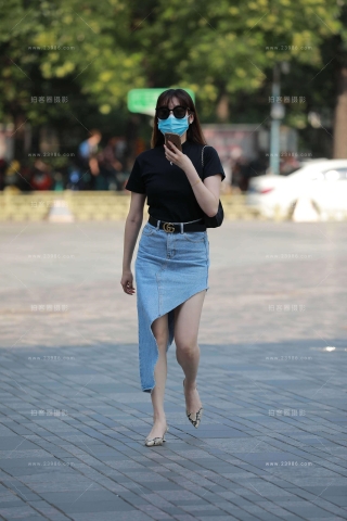 街拍牛仔裙，大白腿mm