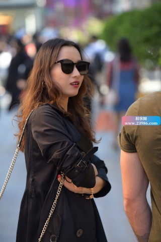 街拍红色高跟美女