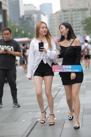 街拍白衬衫小姐姐跟闺蜜