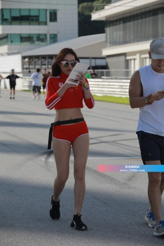 街拍红色短衣短裤妹子