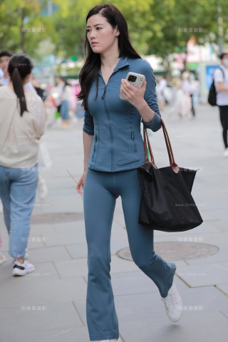 【玻璃街拍】蓝色紧身瑜伽服小姐姐