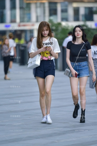 两位美腿小姐姐