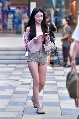 ★白皙牛仔热裤美女