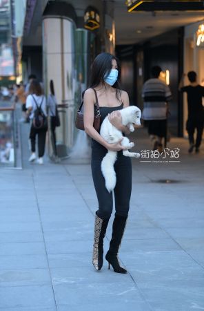 黑色紧牛长靴美女