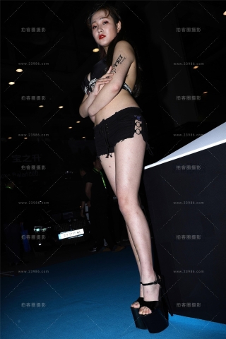 黑色泳装热裤车模