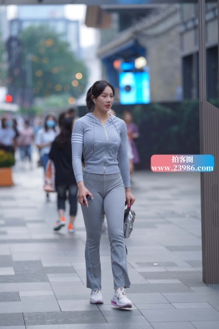 街拍灰色套装小姐姐