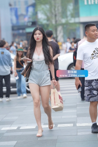 街拍背带裤女孩