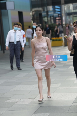 街拍性感吊带短裙美女