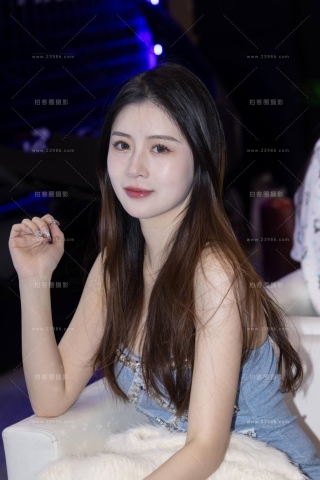 美丽的抹胸裙模特小姐姐