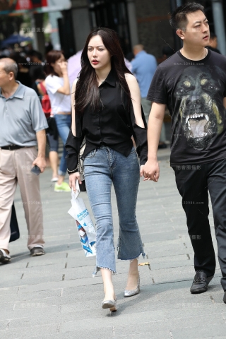 紧身牛仔裤美女