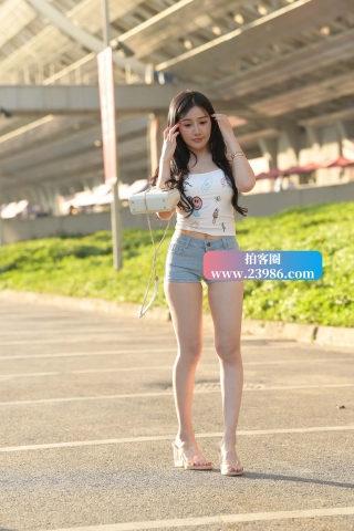 街拍紧致热裤丰满小可爱第二套