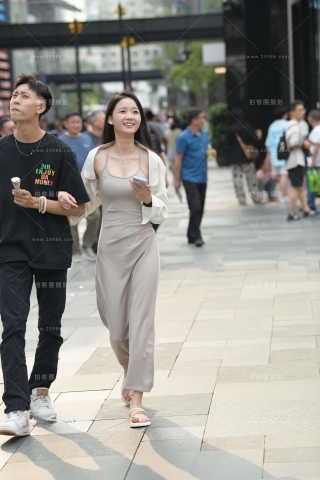 街拍甜美白皙，吊带长裙小仙女~