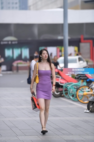 街拍紫色短裙女郎