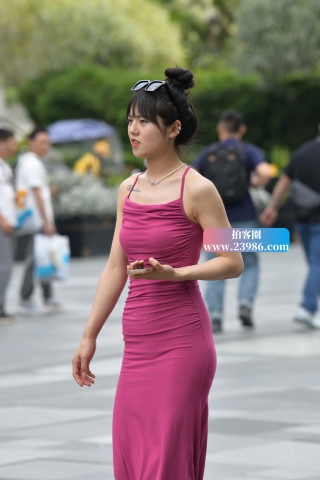 街拍嫣红色长裙美女