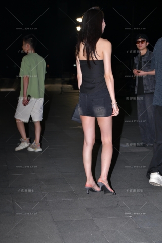 牛仔短裙美腿小姐姐