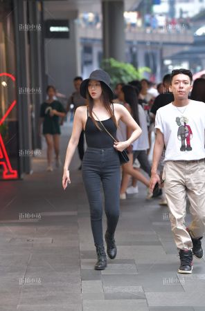 紧身黑色牛仔裤美女